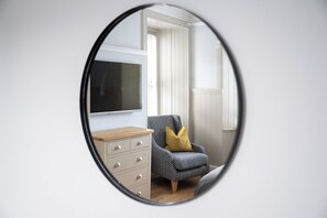 Bureau, espace de travail pour ordinateur portable, rideaux occultants