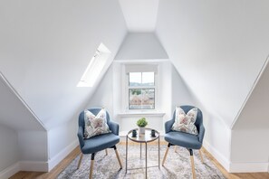 Appartamento Luxury, 2 camere da letto, vista città | Una scrivania, postazione laptop, tende oscuranti, ferro/asse da stiro