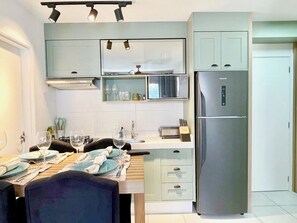 Fridge, microwave, oven, stovetop - Impeccable 2 Bedroom, 1 Bathroom Apartment in Bela Vista (Bela Vista São Paulo)