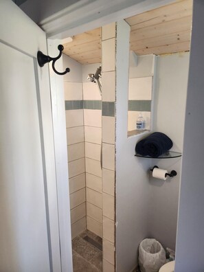 Douche, sèche-cheveux, serviettes fournies, savon
