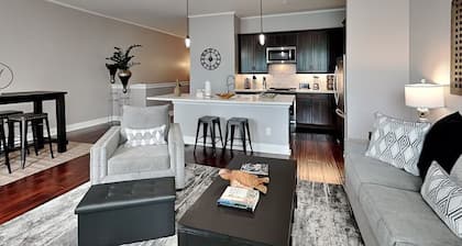 Charming 2-bedroom condo located on the Historic Strand with WiFi, AC