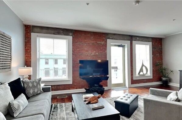 TV connectée, livres, chaîne hi-fi