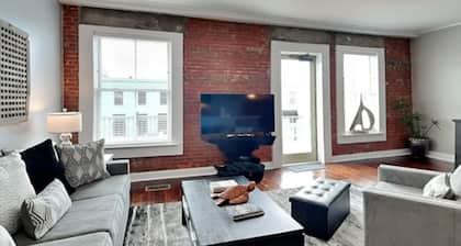 Charming 2-bedroom condo located on the Historic Strand with WiFi, AC