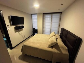1 dormitorio, tabla de planchar con plancha, wifi y ropa de cama