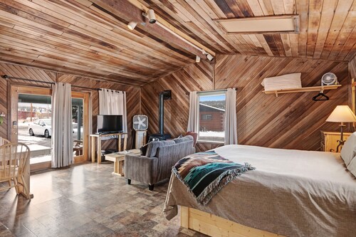 "M" Moose Studio Cabin with private hot tub