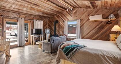 "M" Moose Studio Cabin with private hot tub