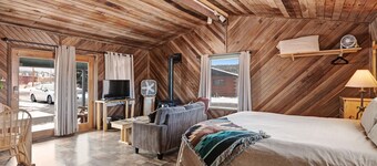 "M" Moose Studio Cabin with private hot tub