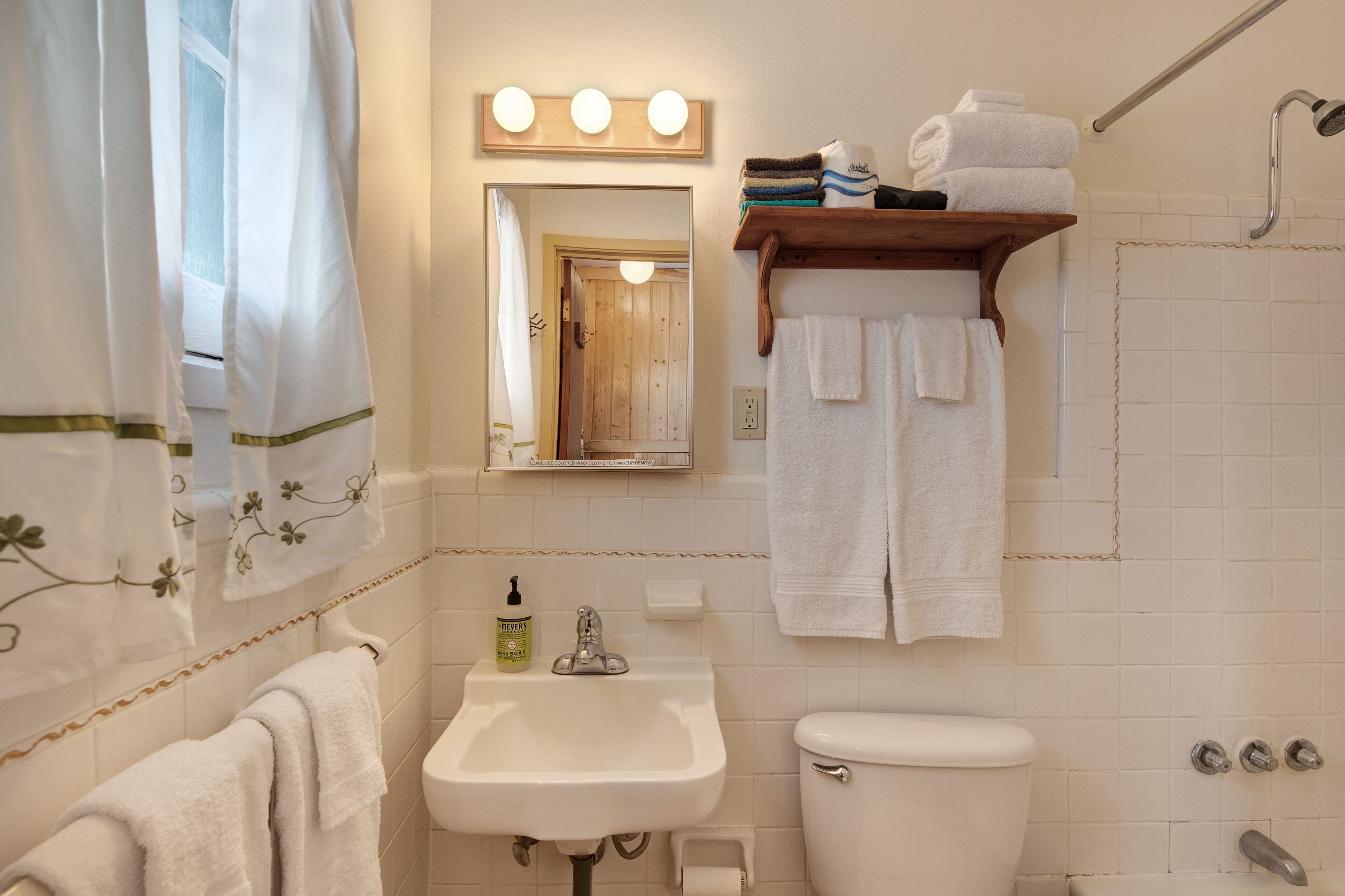 Handtücher, Seife, Shampoo, Toilettenpapier