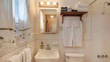 Asciugamani, sapone, shampoo, carta igienica