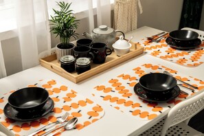 Dining - Snug City Studio Comfortable and in pristine condition  (London)