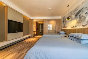 A modern hotel room with a large bed, a flat-screen TV, and a mural on the wall. - Yuehai Qianxi Boyuan Hotel (Yiwu International Trade City Branch) (Yiwu)