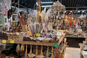 A market with various stalls selling items like bags, feathers, and decorative objects. - Yuehai Qianxi Boyuan Hotel (Yiwu International Trade City Branch) (Yiwu)