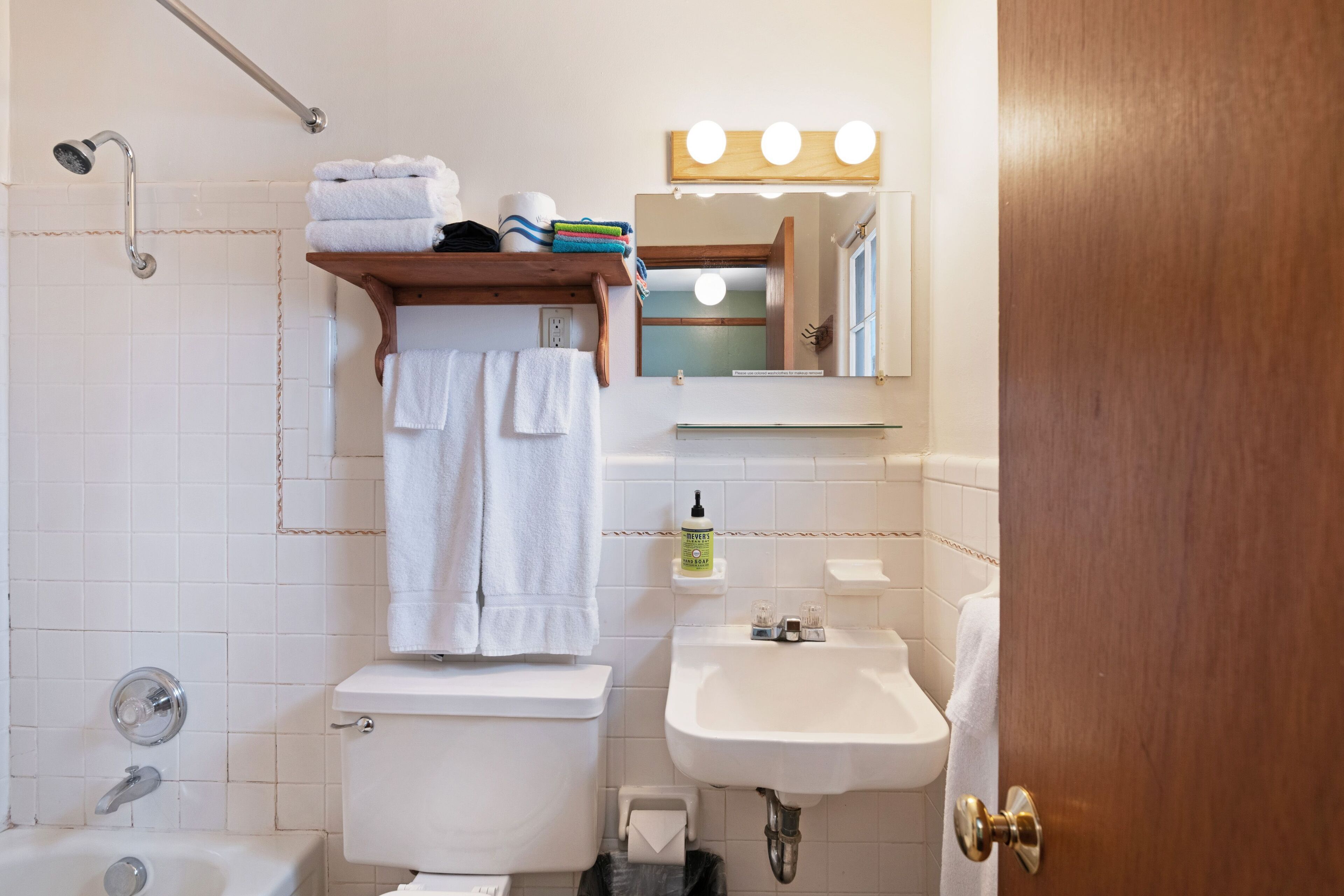 Towels, soap, shampoo, toilet paper