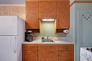 Fridge, microwave, oven, stovetop - Foothills Lodge 2 - South Fork (South Fork)