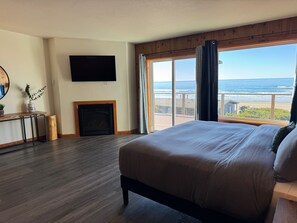 5 bedrooms, WiFi, bed sheets - Oceanfront, Hot Tub, Sleeps 23-62! (Waldport)