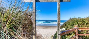 Cape Cod Cottages 3: Oceanfront with hot tub