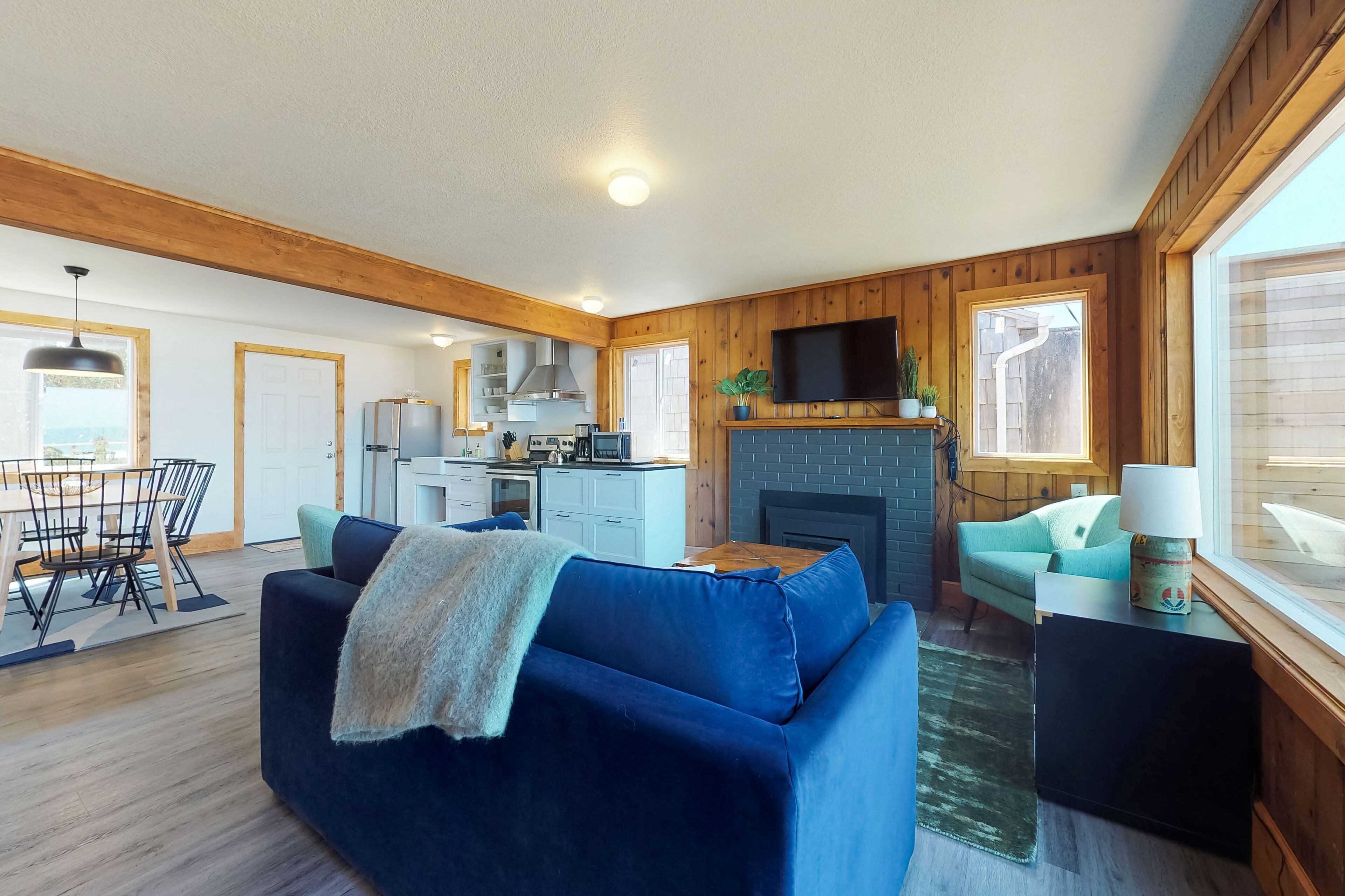 テレビ、暖炉、卓球台