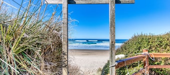 Cape Cod Cottages 4: Oceanfront with hot tub!