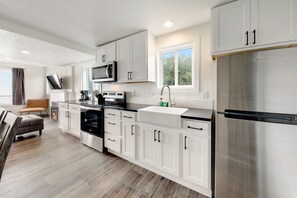 Kjøleskap, mikrobølgeovn, ovn og kokeplater