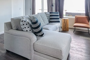 Una televisión, una chimenea, una mesa de tenis de mesa