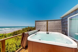 Outdoor spa tub - Cape Cod Cottages #5 - Oceanfront with Hot Tub! (Waldport)