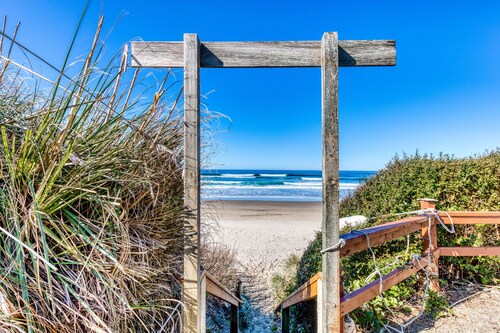 Cape Cod Cottages #5 - Oceanfront with Hot Tub!