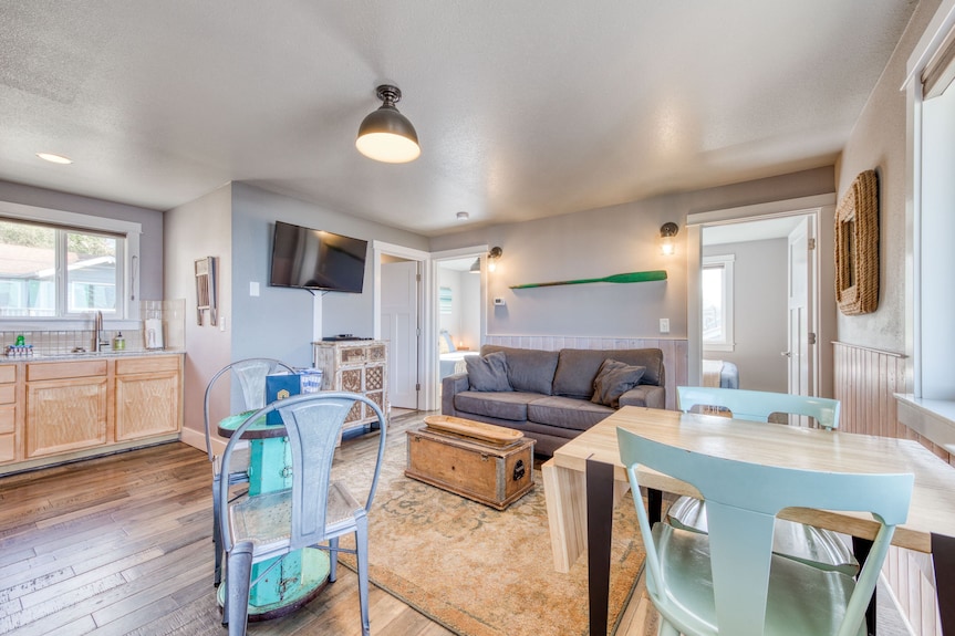 Oceanside Inn #11 - Upstairs Unit - Oceanside, OR