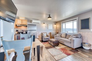 TV - Oceanside Inn #10 - Upstairs Unit (Tillamook)