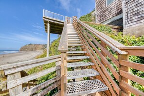 Property grounds - Oceanside Inn #10 - Upstairs Unit (Tillamook)