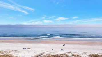 Chaises longues, serviettes de plage