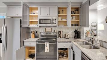 Réfrigérateur, micro-ondes, four, plaque de cuisson