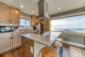 Jääkaappi, mikroaaltouuni, uuni, liesi