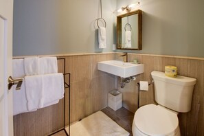 Een haardroger, handdoeken, zeep, shampoo