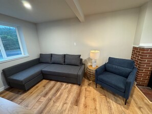 Televisio, takka, pöytätennispöytä