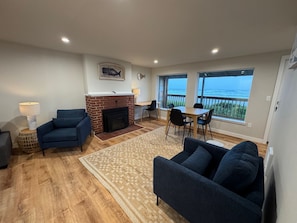 Fernseher, Kamin, Tischtennisplatte