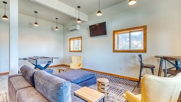 TV, fireplace, ping pong