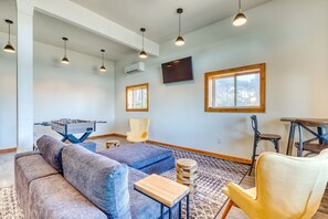 Televisio, takka, pöytätennispöytä