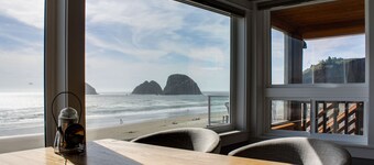 Oceanside Inn 1: Oceanfront w/ 2 primary suites!