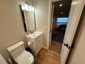 Secadora de cabello, toallas, jabón, shampoo 