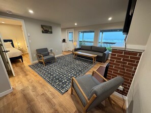 テレビ、暖炉、卓球台