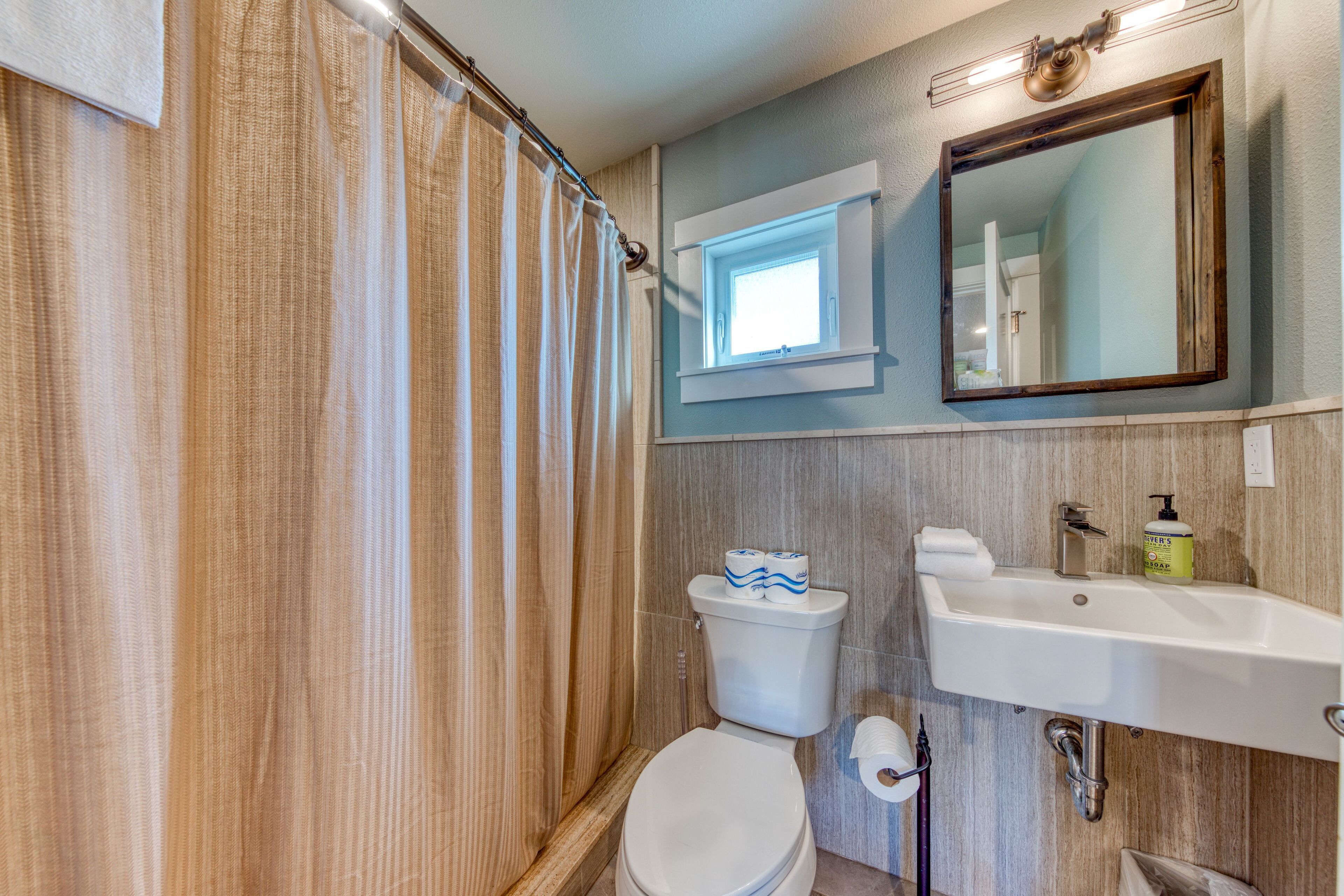 ヘアドライヤー、タオル、石鹸、シャンプー