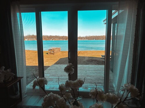 Charming Lakefront cottage on Cedar Lake. Beautiful Spa Bathroom, soaking tub