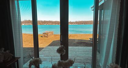 Charming Lakefront cottage on Cedar Lake. Beautiful Spa Bathroom, soaking tub