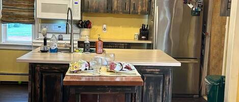 Réfrigérateur, micro-ondes, cafetière/bouilloire, bouilloire électrique