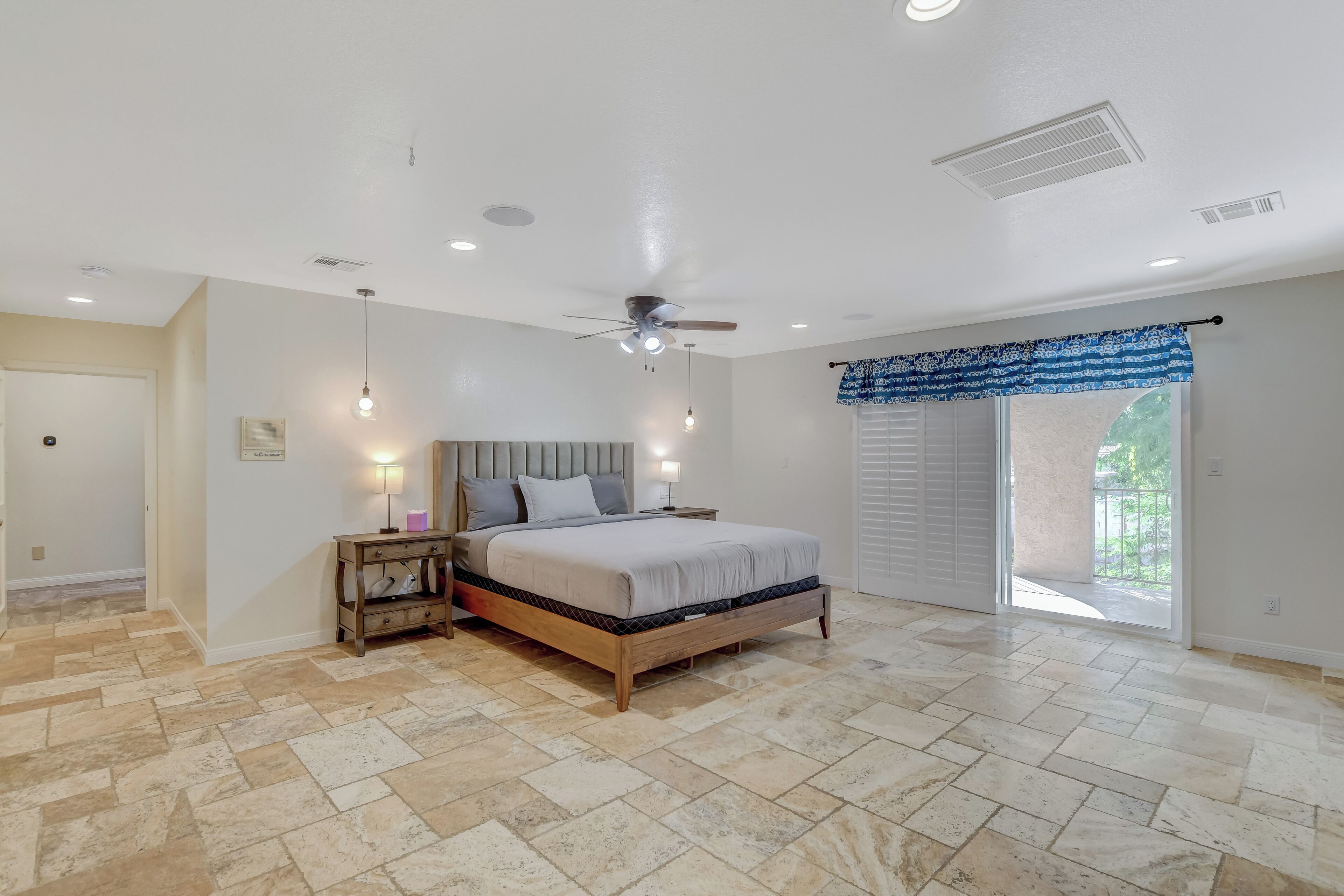 9 Schlafzimmer, Schreibtisch, Bügeleisen/Bügelbrett, Reisekinderbett