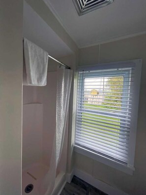 Secador de cabelo, sabonete, papel higiênico