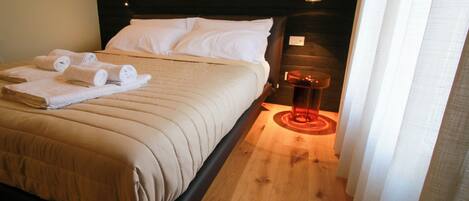 2 chambres, coffres-forts dans les chambres, lit parapluie