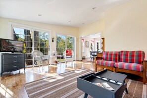 ハウス ベッド (複数台) パティオ ガーデンビュー (Nana's Hideaway) | リビング エリア | 42 インチの薄型テレビ (デジタル放送視聴可)