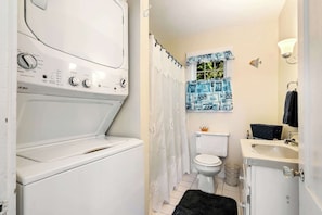 House, Multiple Beds, Patio, Garden View (Nana's Hideaway) | Bathroom | Towels