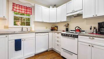 House, Multiple Beds, Patio, Garden View (Nana's Hideaway) | Private kitchen | Fridge, microwave, oven, stovetop